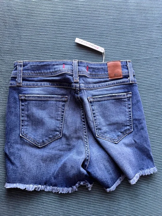 Fran Denim Amy 26 Shorts Jeans NWT Athletic Women Light Wash Distressed Curvy - Picture 3 of 3